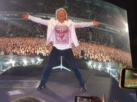 Jon w koszulce od fanów Jon w koszulce od fanów