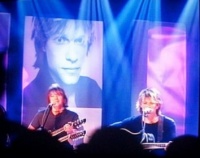 10593